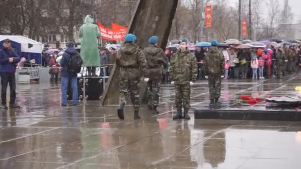 ロシア ベレズニキ 2018 大祖国戦争戦勝記念日のお祝い時にパレード — ストック動画