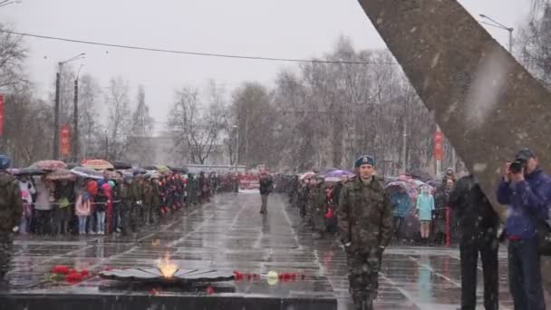 Russland Berezniki Mai 2018 Menschen Mit Porträts Feiern Den Tag — Stockvideo