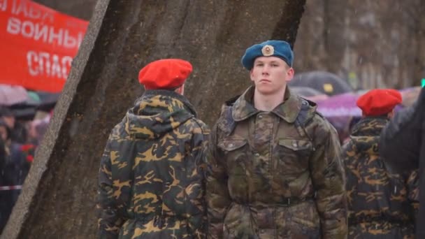 ロシア ベレズニキ 2018 永遠の炎で若い兵士の行進 — ストック動画