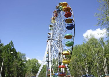 Dönme dolap Mavi Gökyüzünde