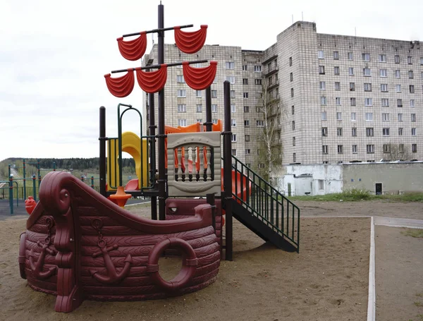 Un parque infantil. buque rojo — Foto de Stock