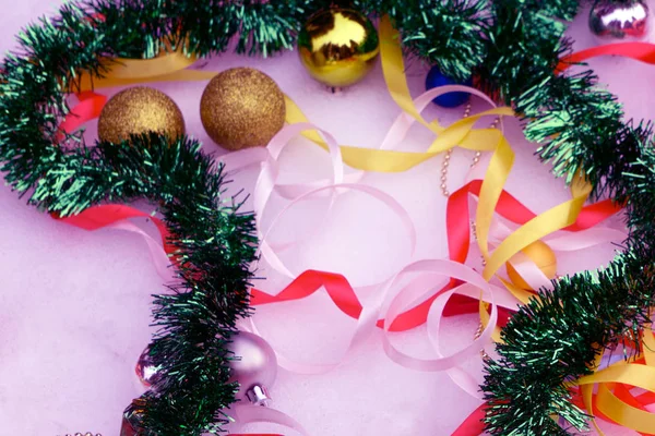 Adorno de Navidad con bolas de colores, árbol de Navidad y conos de árbol de Navidad sobre un fondo de nieve — Foto de Stock