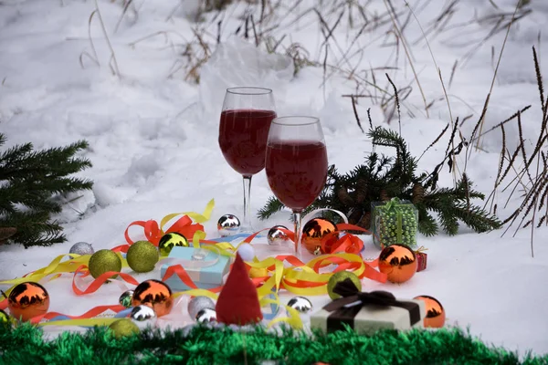 De doos van de gift van Kerstmis met boom speelgoed, garland en handgemaakte decoratie op houten bureau. Afgezwakt, Nieuwjaar Concept. — Stockfoto