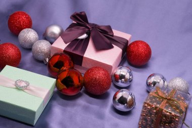 Süslemeli Noel hediyesi kutuları