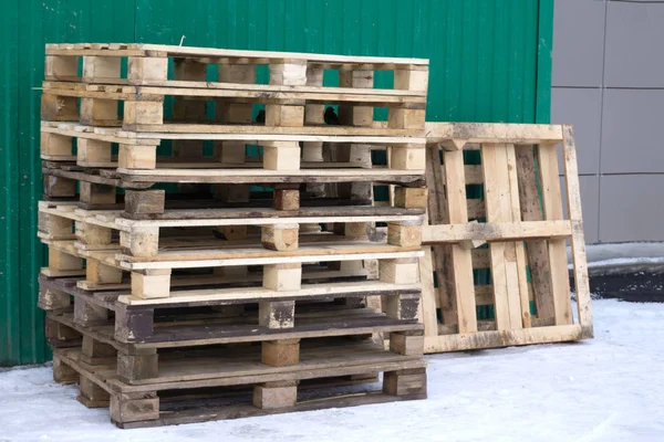 Nueva condición de las paletas de madera marrón para la distribución de productos y el transporte en almacén — Foto de Stock