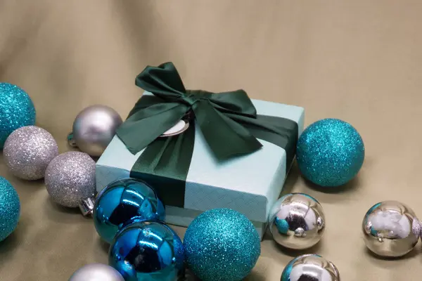 Fondo navideño festivo. embalaje de la caja de regalo, decoración globos azules en la mesa vista superior Concepto decoración hecha a mano — Foto de Stock