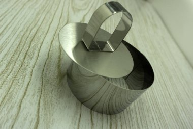 Beyaz arka plan üzerinde izole kek kalıpları kümesi