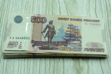 Bir yığın para 500 ruble banknottan
