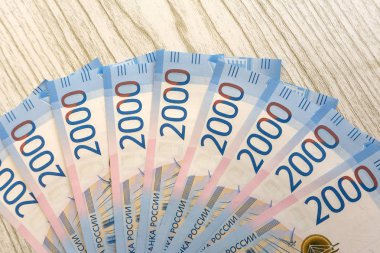 siyah arka plan üzerine çeşitli Rus banknotlar satırı .