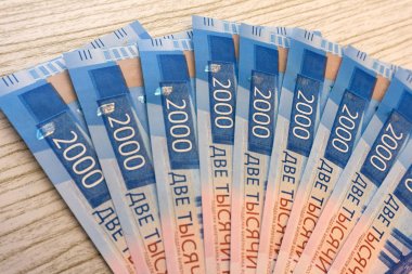 Beyaz arka plan üzerinde yeni Rus banknotlar. 2000 ruble. Vladivostock. Rus parası