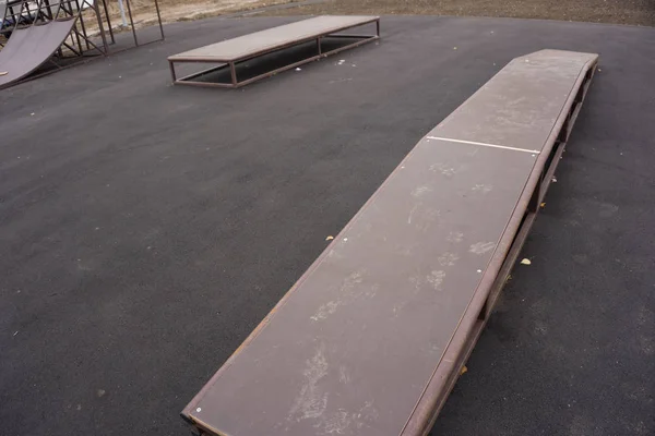 在公共公园练习滑板或其他运动的坡道 — 图库照片