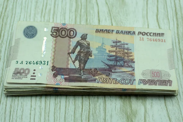 Bir yığın para 500 ruble banknottan