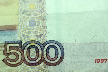 para banknotun kırık cam ve arka plan üzerinde. Beş yüz ruble. enflasyon ve mali kriz kavramı