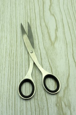 Eski beyaz arka plan üzerinde izole makas paslı