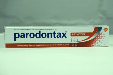 Rusya 22 Şubat 2018: kutusunu etkin bir şekilde diş eti sağlığı korumak için Parodontax florür ücretsiz diş macunu diş eti iltihabı ve kanama savaşır .