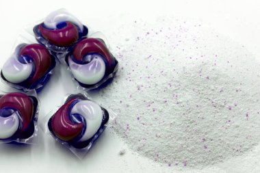 İki yıkama jel kapsül bakla ile izole kırpma yolu ile beyaz arka plan üzerinde çamaşır deterjanı