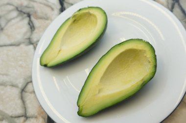 Beyaz arka plan üzerinde izole taze avokado meyve