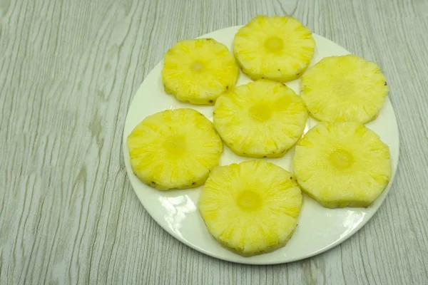 Ein Großer Schinken Garniert Mit Ananasscheiben Und Maraschino Kirschen Geringe — Stockfoto