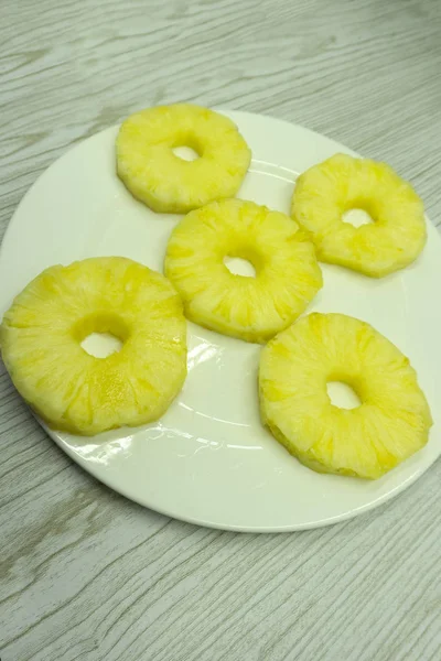 Schneiden Sie Eine Ananas Auf Einer Platte Isoliert Auf Weißem — Stockfoto