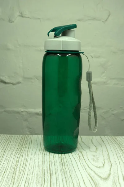 Lege Groene Kleine Fles Geïsoleerd Van Witte Achtergrond Shot Glas — Stockfoto