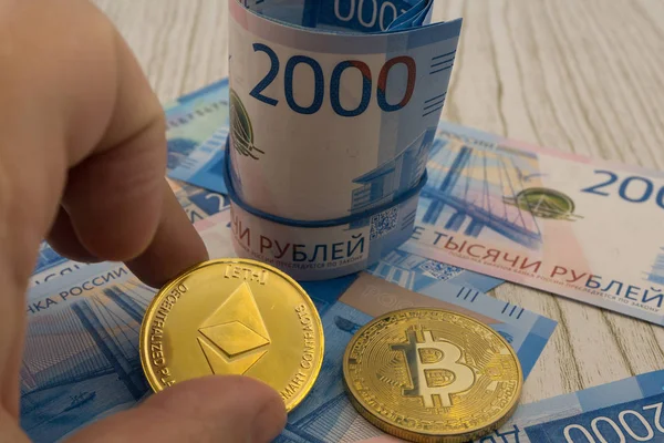 Рука Тримає Одного Монета Ефіром Або Ethereum Bitcoins Золотому Фоні — стокове фото
