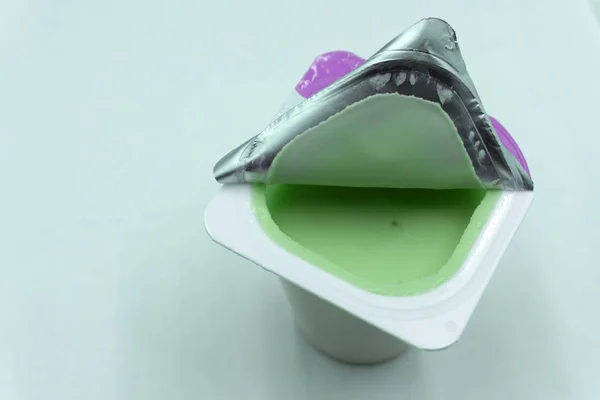 Zöld Tea Fagyasztott Joghurtot Elvihető Papír Cup Fehér Háttér — Stock Fotó
