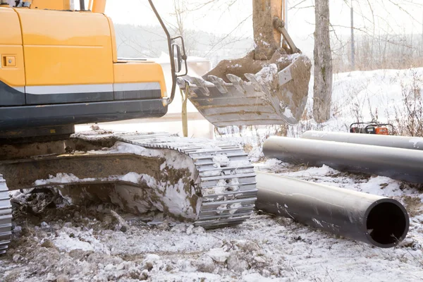 İnşaat alanında, metal boru giyen Ekskavatör
