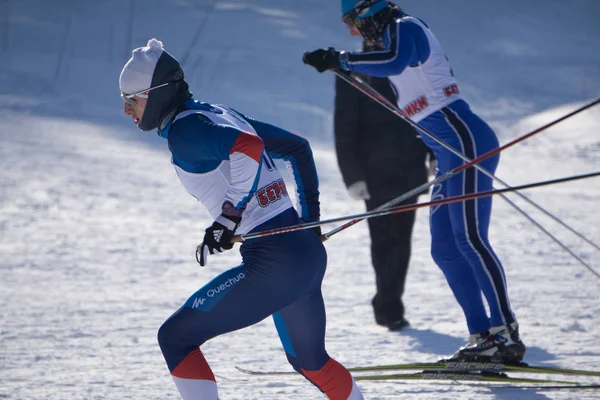 冬の風景 ロシア ベレズニキ 2018 日の前に男のクロスカントリー スキー競技 — ストック写真