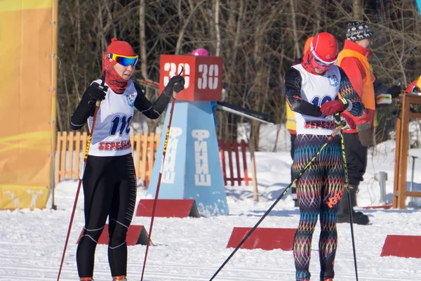 Ryssland Berezniki Mars 2018 Snowboardåkare Och Skidåkare Skidbacke — Stockfoto