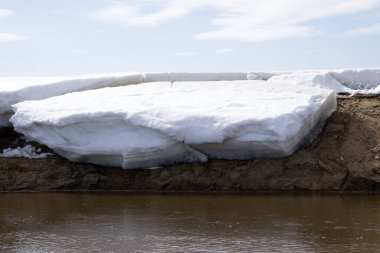 Dağların ve tepelerin karlı yamaçlarından mavi gökyüzüne ve güneşli kış gününde beyaz bulutlara karşı ladin ormanlarıyla kaplı muhteşem bir manzara. Rahatlama kavramı