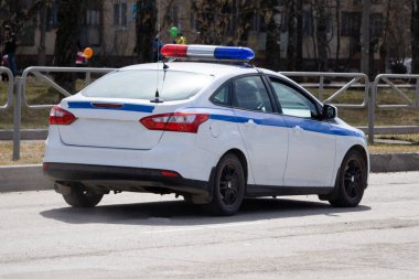 Beyaz bir arka plan üzerinde izole edilmiş bir polis arabası..
