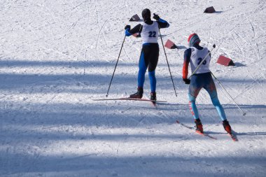 Kros kayağında iki sporcu hareket ediyor