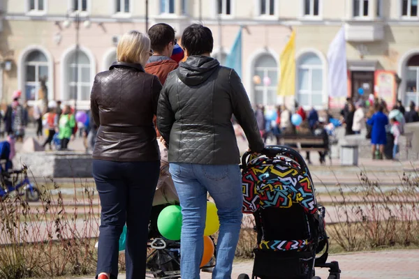 Rückansicht Eines Paares Das Über Den Platz Geht — Stockfoto