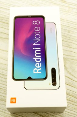 Rusya Berezniki 06.12.2019: Xiaomi Redmi Note 8 6.3 FHD ekran etrafında inşa edilmiştir.