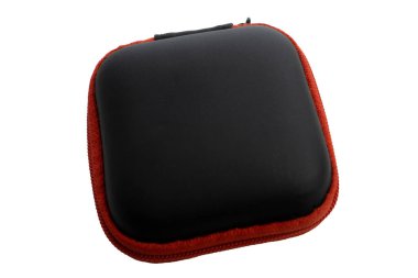 Güvenli ulaşım kulaklıkları için mini çantalar. Beyazda izole edilmiş