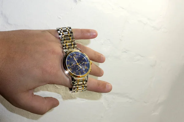Χέρι Ενός Άντρα Αναδεικνύει Ένα Ρολόι Ένα Ρολόι — Φωτογραφία Αρχείου