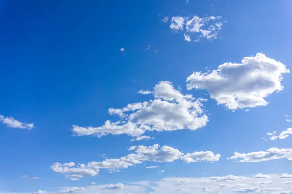 Cielo Azul Con Nubes Sol Cielo Azul Nubes Pegan Blanco — Foto de Stock