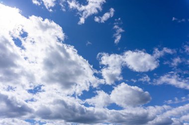 Güzel beyaz bulut gökyüzünde sirrus bulutları .