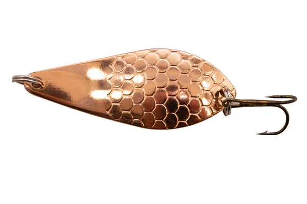 Balıkçılık için renkli kaşık yemleri ve yalpalayıcılar tahtadan bir arka planda bir balık kutusunda. .