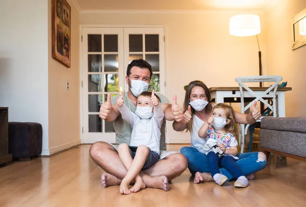 Belle Jeune Famille Portant Des Masques Faciaux Contre Pandémie Mondiale — Photo