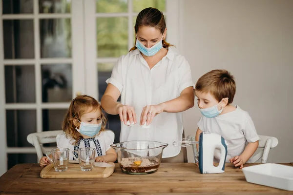 Belle Famille Portant Des Masques Santé Cuisiner Ensemble Maison Pendant — Photo