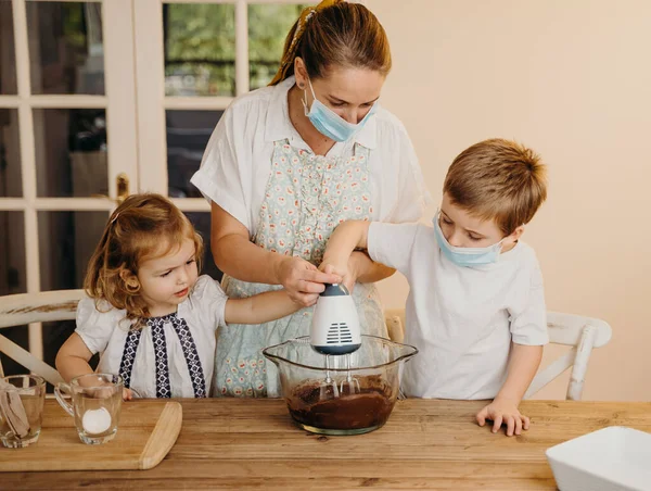 Όμορφη Οικογένεια Μαγείρεμα Μαζί Στο Σπίτι Κατά Διάρκεια Της Κλειδώματος — Φωτογραφία Αρχείου