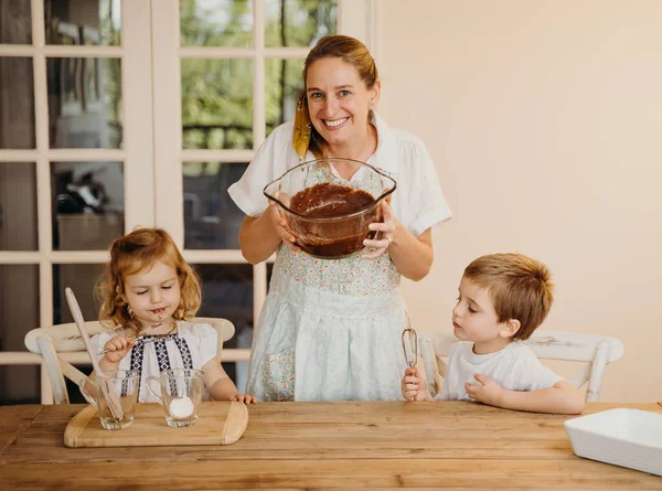 Όμορφη Οικογένεια Μαγείρεμα Μαζί Στο Σπίτι Κατά Διάρκεια Της Κλειδώματος — Φωτογραφία Αρχείου