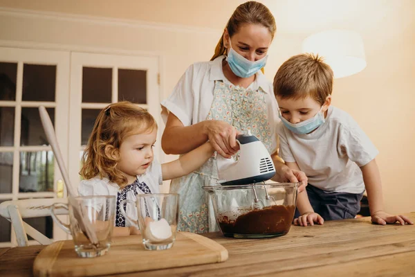 Bela Família Cozinhar Juntos Casa Durante Fechamento Casa Devido Quarentena Imagem De Stock