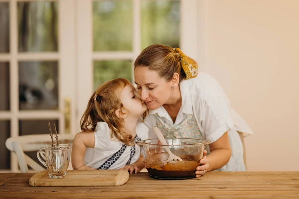 Coronavirüs Karantinası Nedeniyle Evde Birlikte Yemek Pişiren Güzel Bir Aile Stok Resim