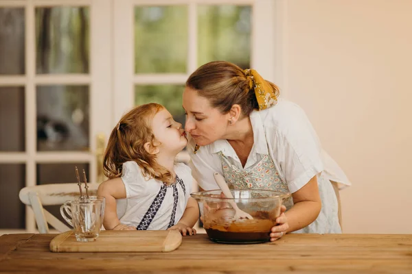 Coronavirüs Karantinası Nedeniyle Evde Birlikte Yemek Pişiren Güzel Bir Aile Telifsiz Stok Imajlar