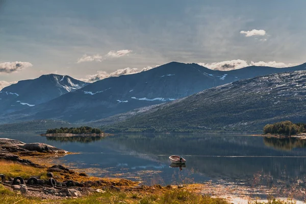 Malý člun v fjord — Stock fotografie