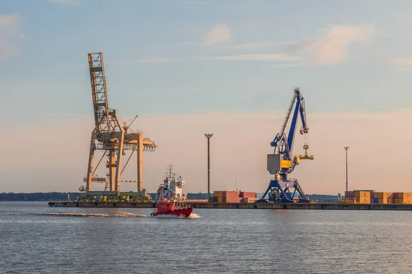 Soluppgångar i en hamn — Stockfoto