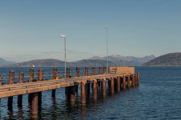 1 つのフィヨルドで孤独なフェリー桟橋 — ストック写真