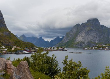 Küçük bir kasabada bir vadide bakarak 